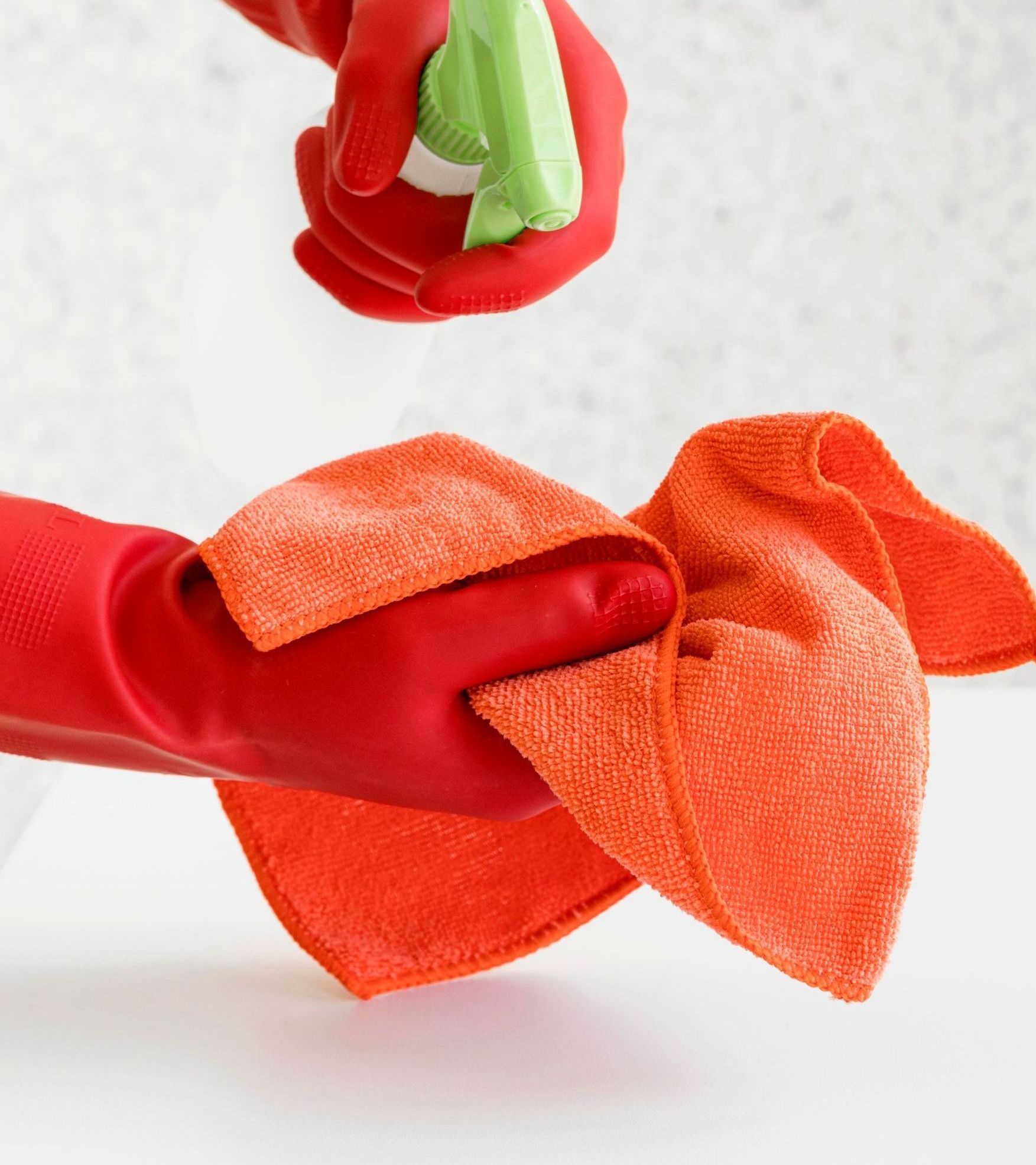 ¿A qué productos químicos resisten los guantes de látex natural?