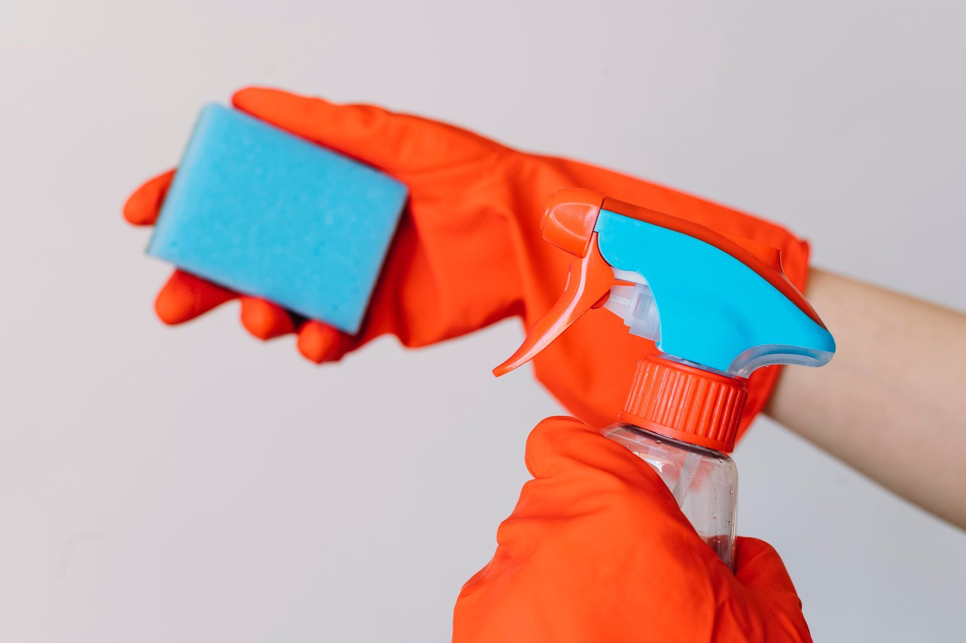 Manos con guantes de látex SINTALC